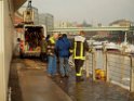 Einsatz BF Koeln Treibstoff auffangen Koeln Rheinauhafen P079